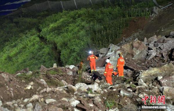 8月15日，四川甘洛，成昆鐵路埃岱站區(qū)間附近發(fā)生的山體垮塌現(xiàn)場，失聯(lián)人員搜救工作緊張進(jìn)行。圖為垮塌的泥石堆邊上，長滿植被的山體有一條裂縫。中新社記者 劉忠俊 攝