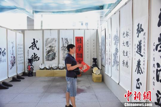 “養心觀德”文化藝術展展出眾多名家字畫，詮釋“文武雙全”。　陳龍山 攝