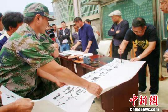 湖南辰溪丹山村200余家庭共享家訓(xùn)。　劉本暢 攝