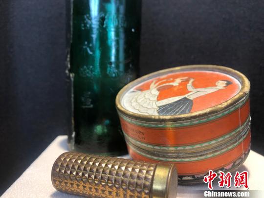 老上海三零年代生活物件主題展展品——護膚品。　徐明睿 攝