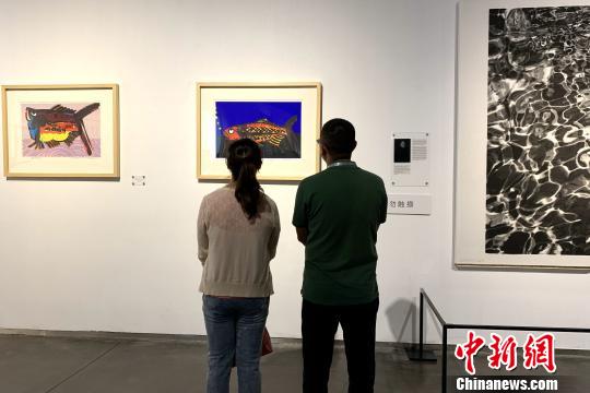 觀眾現場參展。　李佩珊 攝