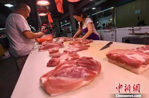 資料圖：民眾在菜市場選購豬肉。<a target='_blank' href='http://www.chinanews.com/'>中新社</a>記者 武俊杰 攝