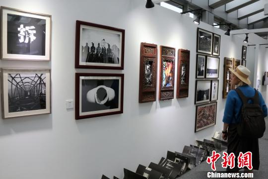 本屆展覽以“新能源、新賦能、興大同”為主題，參展作品700余幅。　任海霞 攝