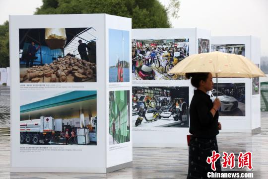 民眾觀看展覽。　任海霞 攝