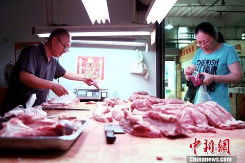 資料圖：民眾購買豬肉。<a target='_blank' href='http://www.chinanews.com/'>中新社</a>記者 張遠(yuǎn) 攝