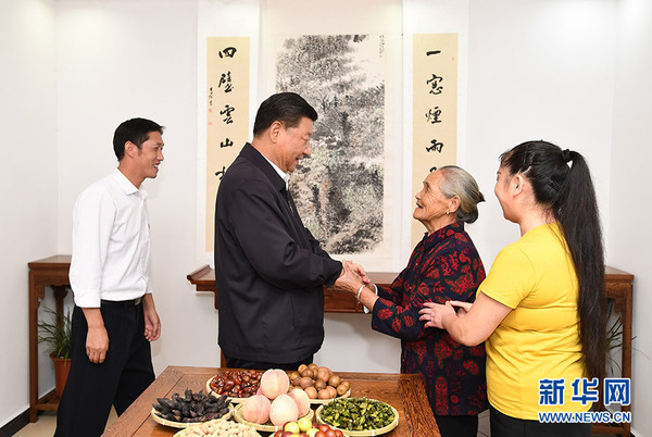 9月16日至18日，中共中央總書記、國家主席、中央軍委主席習近平在河南考察。這是16日下午，習近平在信陽市新縣田鋪鄉田鋪大塆“老家寒舍”民宿店，同店主一家親切交談。 新華社記者 謝環馳 攝