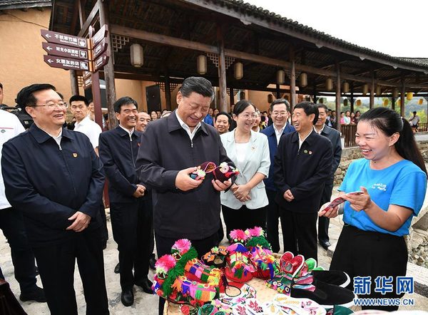 9月16日至18日，中共中央總書記、國家主席、中央軍委主席習(xí)近平在河南考察。這是16日下午，習(xí)近平在信陽市新縣田鋪鄉(xiāng)田鋪大塆考察調(diào)研。 新華社記者 謝環(huán)馳 攝