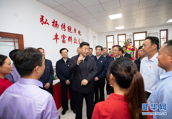 9月16日至18日，中共中央總書記、國家主席、中央軍委主席習近平在河南考察。這是17日上午，習近平在信陽市光山縣文殊鄉東岳村文化接待中心，同當地脫貧致富帶頭人親切交流，勉勵他們帶動更多鄉親們致富。 新華社記者 謝環馳 攝