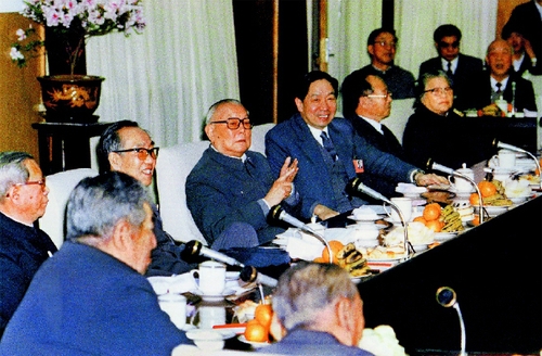 1988年3月29日，李先念等與各民主黨派中央、全國工商聯(lián)主要負(fù)責(zé)人、無黨派人士座談。