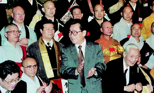 1995年5月22日，李瑞環(huán)主席在人民大會(huì)堂與出席中國(guó)、韓國(guó)、日本佛教友好交流會(huì)議的代表合影。  新華社發(fā)