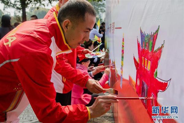 9月26日，在云南師范大學校園內的西南聯合大學舊址，參加活動的青聯委員及青年代表在繪制展板。 新華社記者 胡超 攝