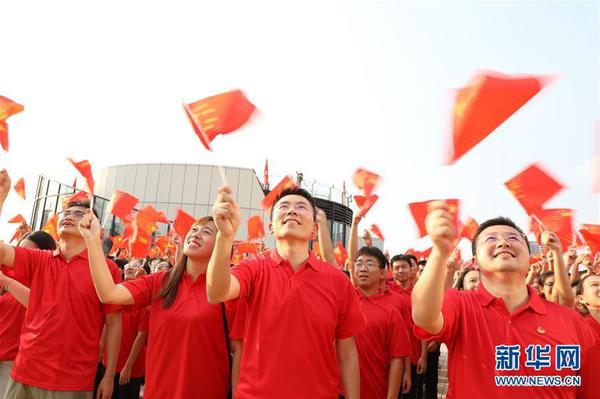 9月26日，在廣東東莞民盈·國貿中心，粵港澳青年揮舞國旗，合唱《歌唱祖國》。新華社記者 李嘉樂 攝