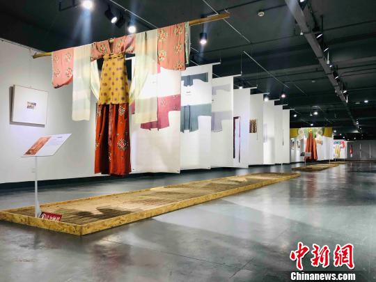 展覽現(xiàn)場展出的展品。　徐小雯 攝