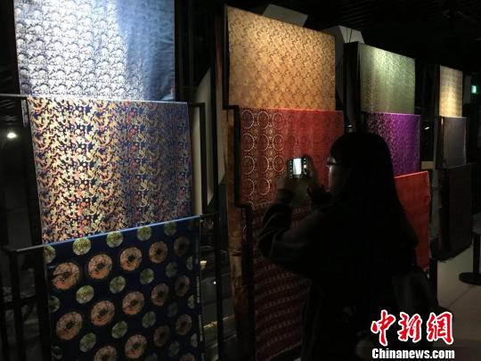 圖為觀眾正在看展。　岳依桐 攝