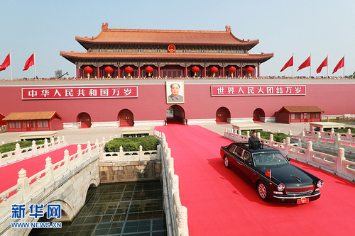 10月1日，慶祝中華人民共和國成立70周年大會在北京天安門廣場隆重舉行。中共中央總書記、國家主席、中央軍委主席習近平發表重要講話并檢閱受閱部隊。這是習近平乘坐檢閱車，經過金水橋，駛上長安街。 新華社記者 龐興雷 攝