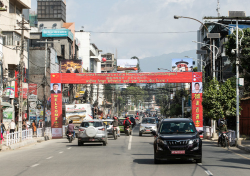 尼首都加德滿都主要道路上已掛起“熱烈歡迎我們尊貴的中國客人”“巍巍珠峰高聳，中尼友誼長存”等歡迎標語。新華社記者王婧嬙攝