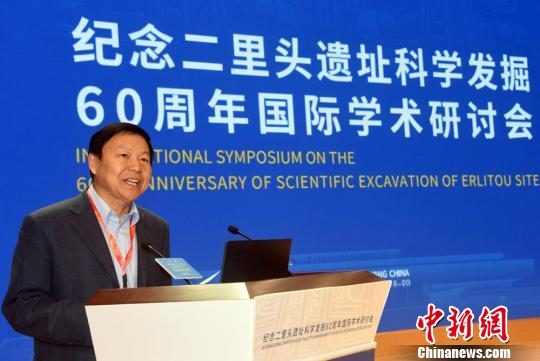 許宏研究員主持紀念二里頭遺址科學發掘60周年國際學術研討會。　孫自法 攝