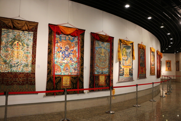 此次展覽整合了唐卡藝術資源，促進了唐卡藝術交流,健全了唐卡藝術產業鏈，搭建了一個集保護、傳承、發展和創新為一體的平臺。展覽共包含唐卡展區、文獻展區、數字藝術展區、熱貢唐卡藝術展區、非遺體驗區、文創產品展區、文物唐卡展、國際唐卡藝術展等8個展區。圖為熱貢唐卡藝術展區