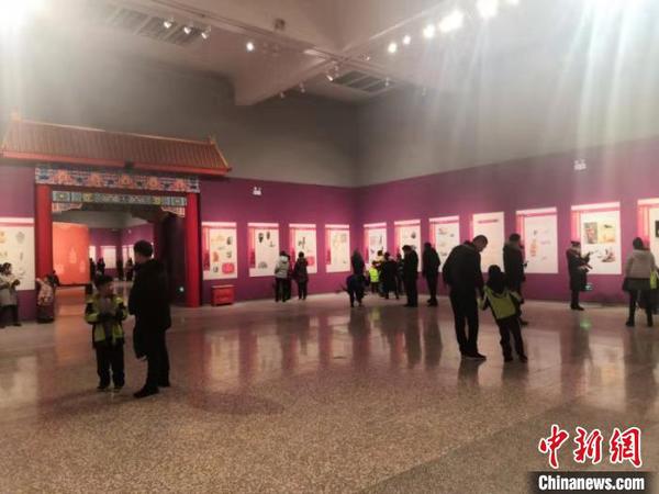 圖為“瑞鼠吐寶——庚子新春鼠年生肖文物圖片聯展”現場?！〕赜窠?攝