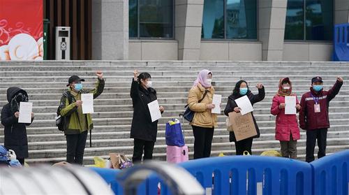 2月11日，武漢市武昌方艙醫院首批新冠肺炎輕癥患者經過治療出院。 當日，武漢市武昌方艙醫院首批新冠肺炎輕癥患者經過治療出院。 新華社記者 程敏 攝