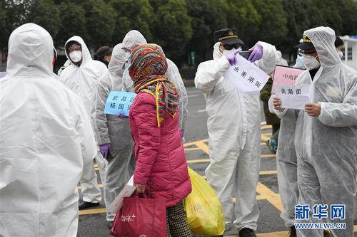 2月11日，社區工作人員將出院患者接回家。 當日，武漢市武昌方艙醫院首批新冠肺炎輕癥患者經過治療出院。 新華社記者 程敏 攝