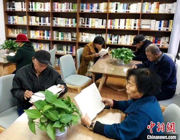 圖為市民在讀者小站看書。(資料圖)西固區融媒體中心供圖