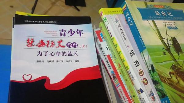 母愛圖書館捐書現(xiàn)場(chǎng)