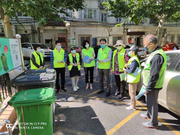 活動開始前由社區工作人員向委員們講解垃圾分類知識