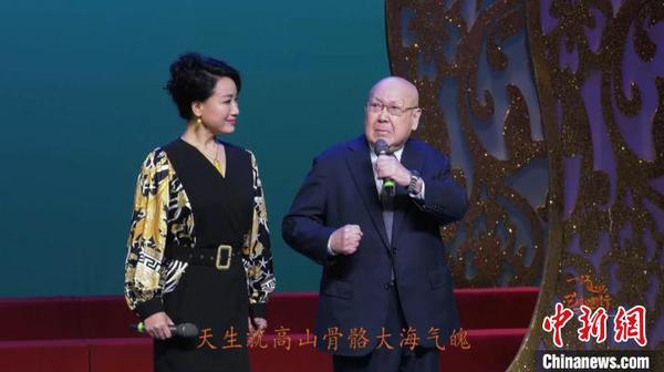 3月26日，著名京劇表演藝術(shù)家尚長(zhǎng)榮為“一江連心藝起前行”上海京劇院線上演唱會(huì)開唱。　上海京劇院供圖 攝