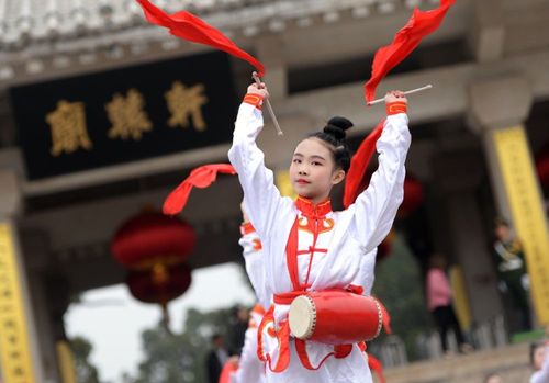 公祭軒轅黃帝典禮上小演員在黃帝陵軒轅廟前表演腰鼓（新華社記者李一博 攝）