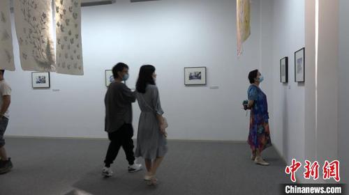 圖為觀眾在制紙人展廳看展?！〉吨鹃?攝