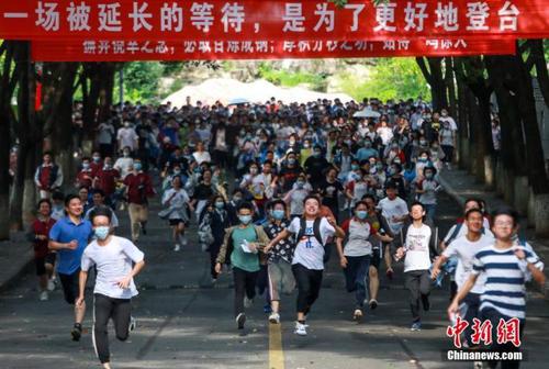 7月8日，在湖北省宜昌市各考點，考生陸續走出考場。付蓓蓓 攝