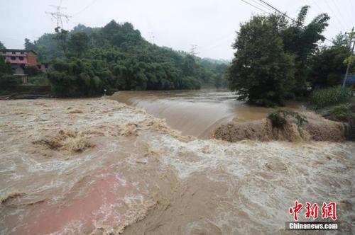 資料圖：河流水勢兇猛。 肖樂峰 攝