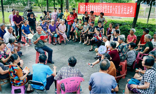 連日來(lái)，江西新余市渝水區(qū)政協(xié)組織從事法律工作的政協(xié)委員深入街道社區(qū)開(kāi)展民法典社區(qū)講堂，用通俗易懂的語(yǔ)言和豐富的實(shí)例，向社區(qū)居民講解民法典。圖為政協(xié)委員在城南街道西街社區(qū)向居民宣講《中華人民共和國(guó)民法典》。廖海金攝