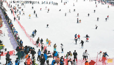 　　滑雪愛好者在杭州臨安大明山萬(wàn)松嶺滑雪場(chǎng)滑雪。