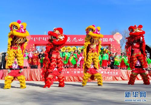 1 2月19日，在呼和浩特市回民區(qū)莫尼山非遺小鎮(zhèn)，民間藝人表演舞獅。