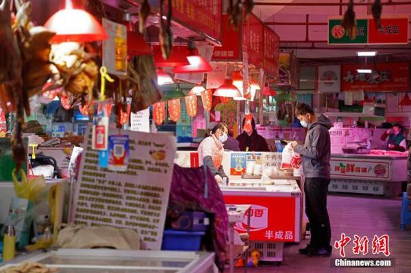 資料圖：市民在農貿市場內選購食品。 殷立勤 攝