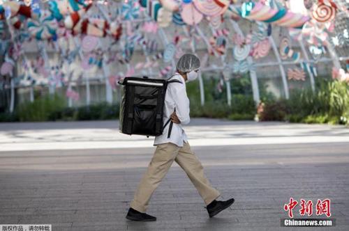 資料圖：當地時間2021年1月4日，泰國曼谷，一名快遞員“全副武裝”走在街頭。