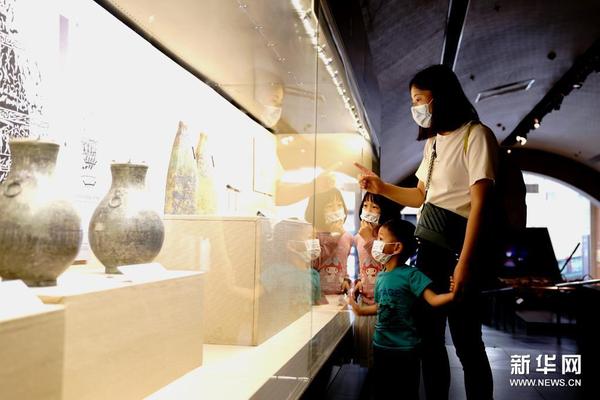 　　5月18日，觀眾在中國航海博物館參觀。當日是國際博物館日，上海全市各文博單位推出種類眾多的“文博大餐”，吸引公眾走進博物館。新華社記者 張建松 攝