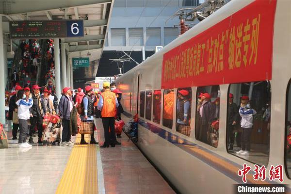 資料圖：外出務工人員乘坐火車。林馨　攝