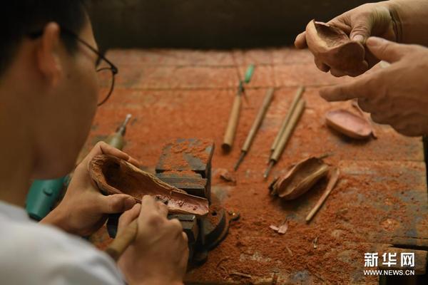 　　5月24日，在徐惠東位于下涯村的工作室，徒弟洪明在制作茶則。新華社記者 翁忻旸 攝