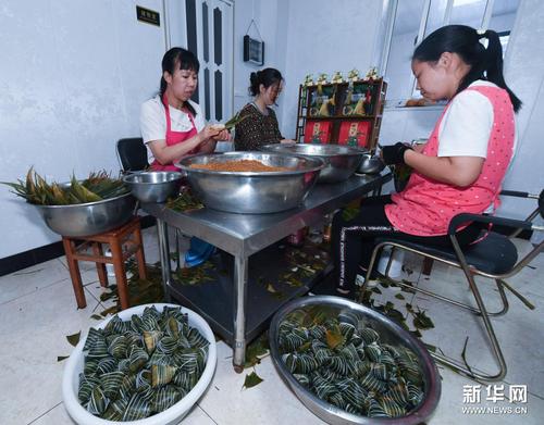 　6月8日，湖源鄉窈口村村民在制作不同口味的灰湯粽，作為端午節特色旅游商品銷售給游客。新華社記者 徐昱 攝