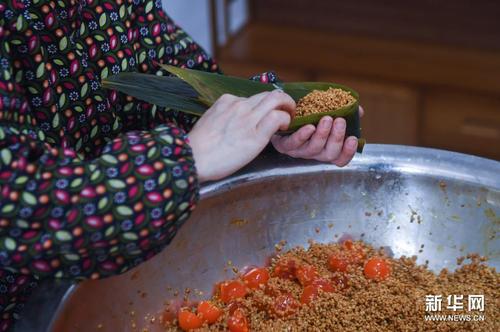 6月8日，湖源鄉窈口村村民在制作不同口味的灰湯粽，作為端午節特色旅游商品銷售給游客。新華社記者 徐昱 攝