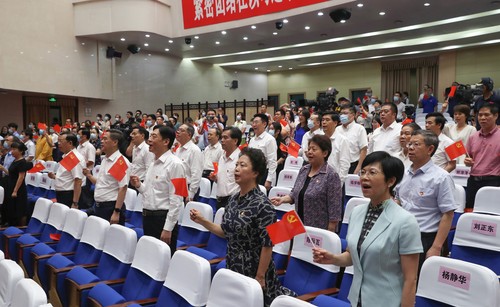 廣西壯族自治區(qū)政協(xié)主席、黨組書(shū)記孫大偉，全國(guó)政協(xié)文化文史和學(xué)習(xí)委員會(huì)副主任陳際瓦，全國(guó)人大常委會(huì)委員、民族委員會(huì)副主任委員李康；自治區(qū)領(lǐng)導(dǎo)曾萬(wàn)明、楊靜華、李彬、陳剛、劉正東、嚴(yán)朝君、錢(qián)學(xué)明、黃洲、何辛幸到場(chǎng)觀演，與大家合唱《歌唱祖國(guó)》。