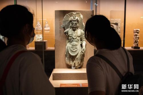 7月10日，觀眾在湖南省博物館觀看巴基斯坦出土的文物“灰片巖觀音菩薩像”。新華社記者 陳思汗 攝