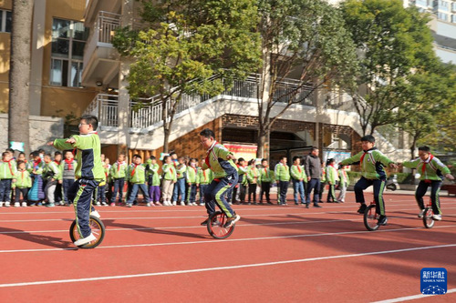 　11月15日，在淮北市第三實驗小學，學生練習騎獨輪車。新華社發（萬善朝 攝）