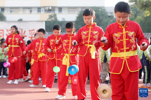 11月15日，淮北市第三實驗小學的學生練習抖空竹。秋季開學以來，安徽省淮北市的中小學校利用大課間和課后服務等課外時間，開展形式多樣的特色文體社團活動，豐富校園生活，促進學生全面發展和健康成長。新華社發（萬善朝 攝）