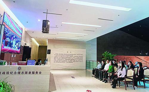 ?在安徽省合肥市渡江戰(zhàn)役紀(jì)念館內(nèi)，部分委員、紀(jì)念館工作人員及街道干部群眾一起收看二十大開(kāi)幕會(huì)直播。