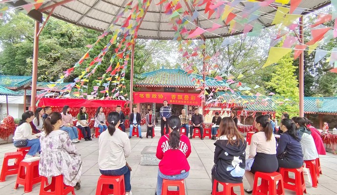 書(shū)香氤氳　香飄公園