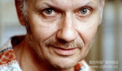 俄羅斯殺人狂——Andrei Chikatilo　　Andrei Chikatilo 曾經是一名受人尊敬的老師，在家人眼中更是一個慈祥和藹的祖父，在鄰居眼中則是一個快樂的已婚男人，他是那一種在“可能是連環殺手”的嫌疑名單中排名最低的人，偏偏他正是俄羅斯一連串虐殺和食人案件的元兇。